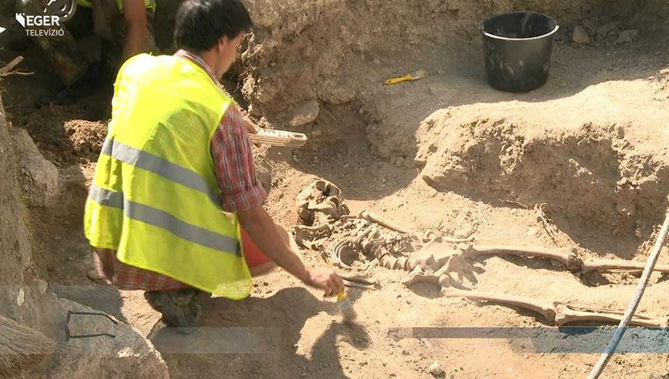 Archaeological excavation - TV report of siege grave, Lőrinczy Márk excavating